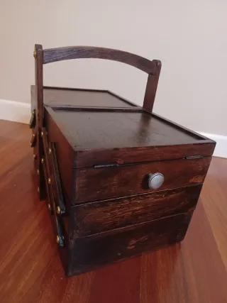 Costurero francés – Boîteà couture cantilever