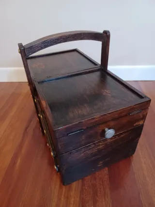 Costurero francés – Boîteà couture cantilever