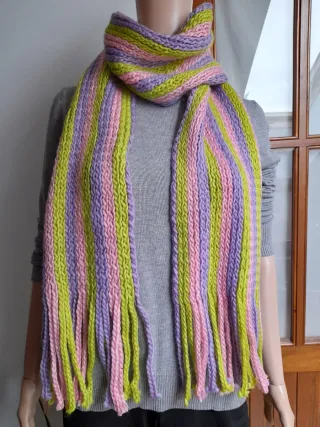 Bufanda de punto gruesa con flecos