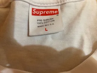 T-shirt Supreme bianca con logo a quadri