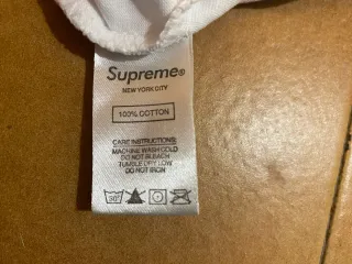 T-shirt Supreme bianca con logo a quadri