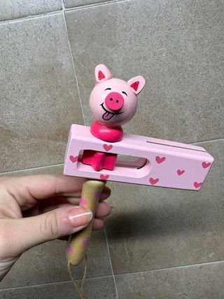 Carraca de madera con diseño de cerdito
