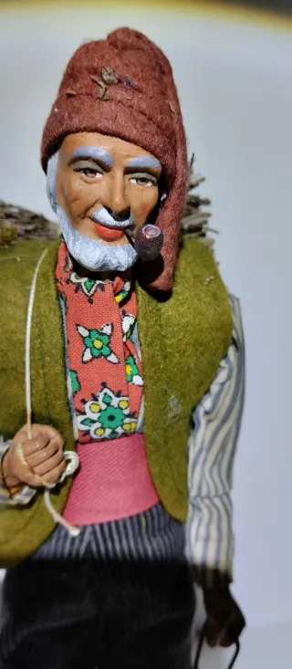 Personaggio presepe con pipa e lanterna