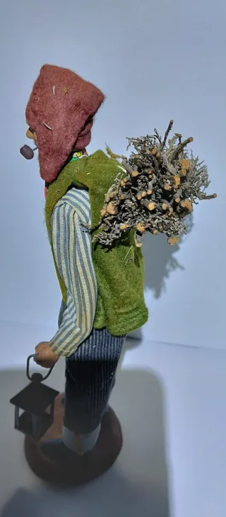 Personaggio presepe con pipa e lanterna