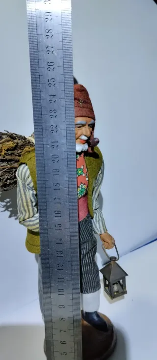 Personaggio presepe con pipa e lanterna