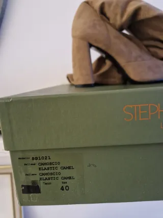 Stivali alti scamosciati beige