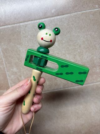 Carraca de madera con diseño de rana