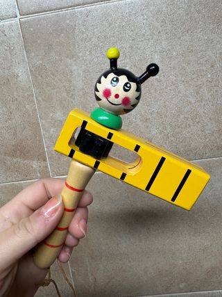 Carraca de madera con abeja