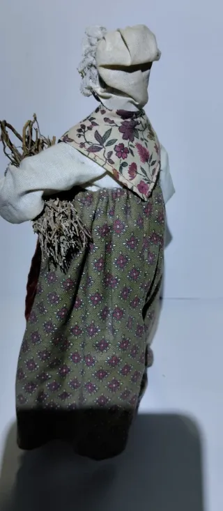 Personaggio presepe donna anziana con legna