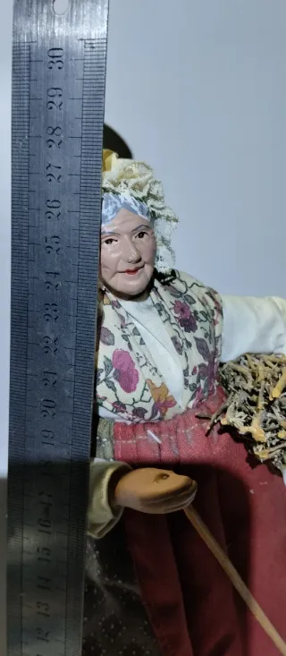 Personaggio presepe donna anziana con legna
