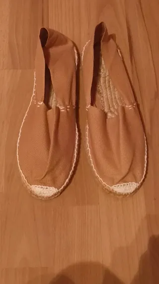 Sandalias planas beige