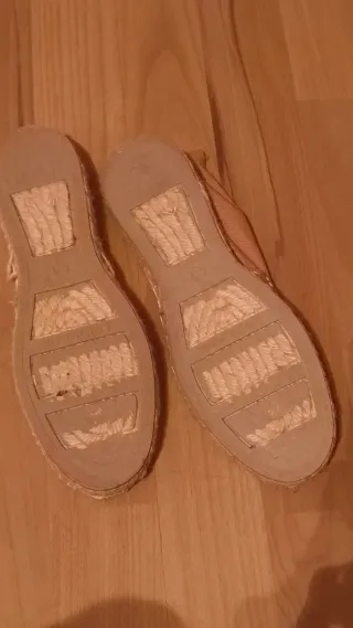 Sandalias planas beige