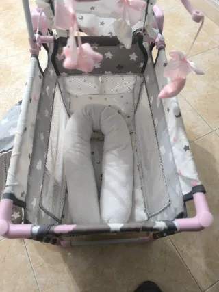 Cuna de juguete para muñeca