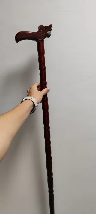 Bastón de madera tallada con cabeza de dragón