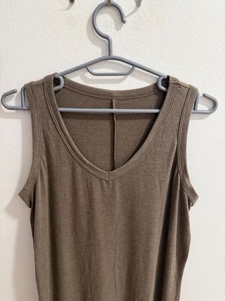 Vestido marrón sin mangas