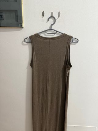 Vestido marrón sin mangas