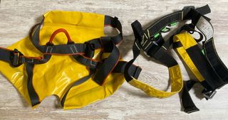 2 Arneses de seguridad amarillos y negros.