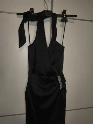 Vestido elegante negro con pedrería