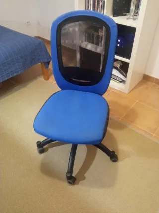 Silla de estudio azul y negra