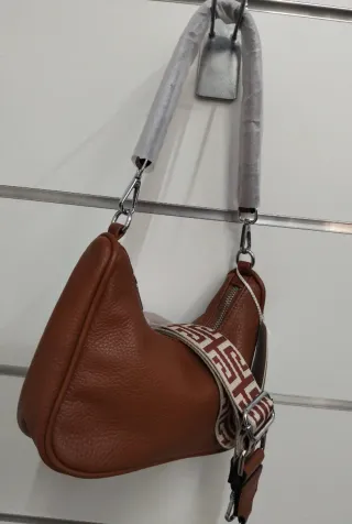 Borsa a tracolla marrone con tracolla lunga