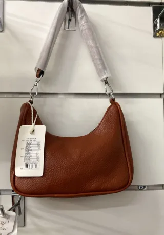 Borsa a tracolla marrone con tracolla lunga