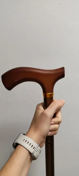 Bastón de madera marrón con mango curvo