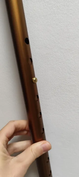 Bastón de madera marrón con mango curvo