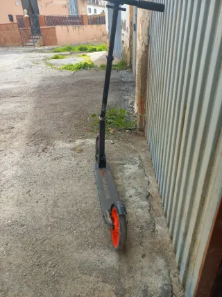 Patinete infantil naranja y negro