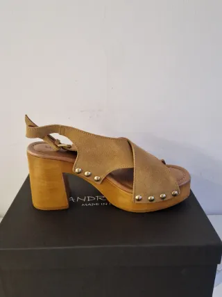 Sandali camoscio beige con zeppa