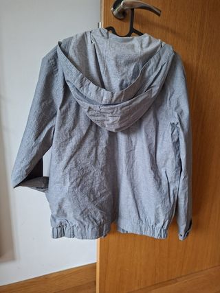 Cazadora Sfera gris con capucha