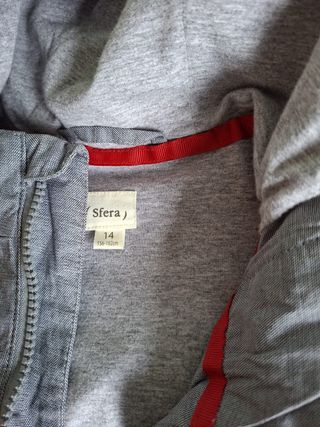 Cazadora Sfera gris con capucha