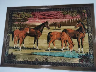 Tapiz de caballos en paisaje