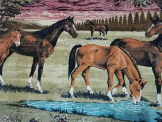 Tapiz de caballos en paisaje