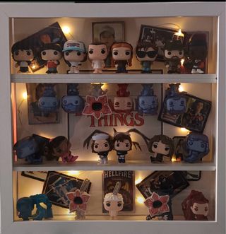 EXPOSITORES DE SERIES O VIDEOJUEGOS A MANO!