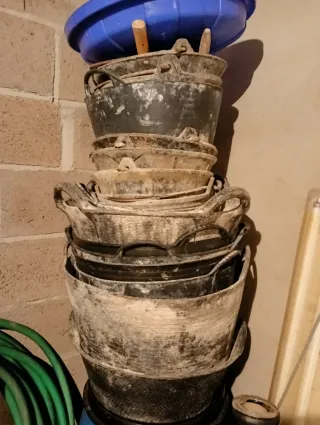 Cubos albañil y espuertas