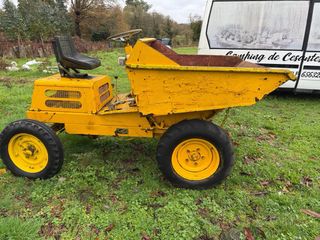 Dumper o carretilla de obra amarilla