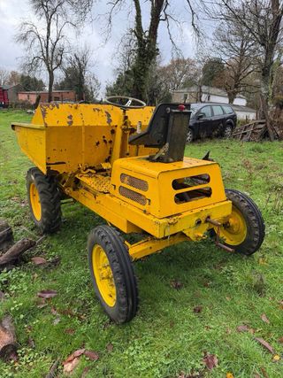 Dumper o carretilla de obra amarilla