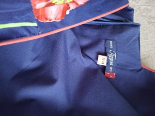 Vestido Tizzas azul con flores rojas