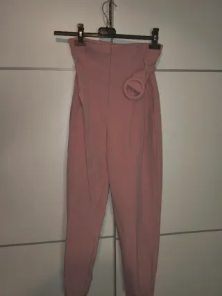 Pantalón rosa de pinzas con cinturón