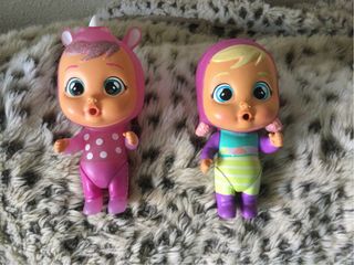 Dos muñecos cribabies