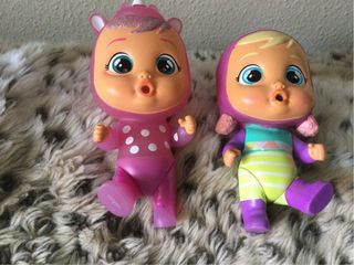 Dos muñecos cribabies
