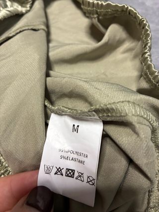 Top verde satinado sin mangas