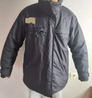 Chaqueta negra con bolsillos