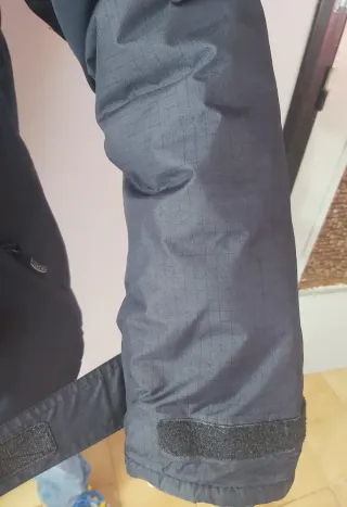 Chaqueta negra con bolsillos