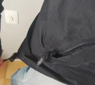 Chaqueta negra con bolsillos