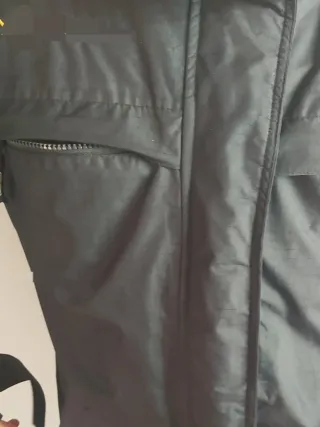 Chaqueta negra con bolsillos