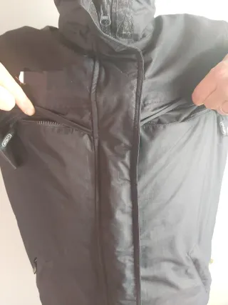 Chaqueta negra con bolsillos