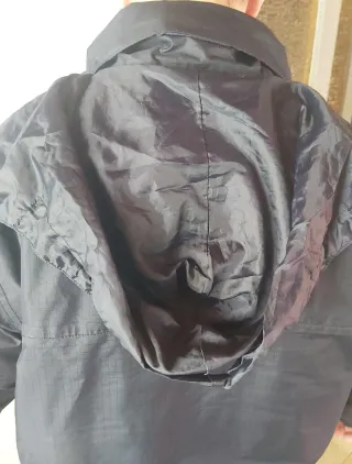 Chaqueta negra con bolsillos