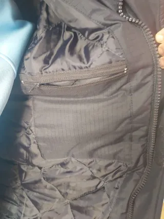 Chaqueta negra con bolsillos