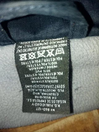 Chaqueta negra con bolsillos